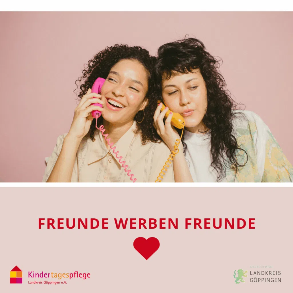 2 Freundinnen telefonieren zusammen, vor einem rosanen Hintergrund - Freunde werben Freunde